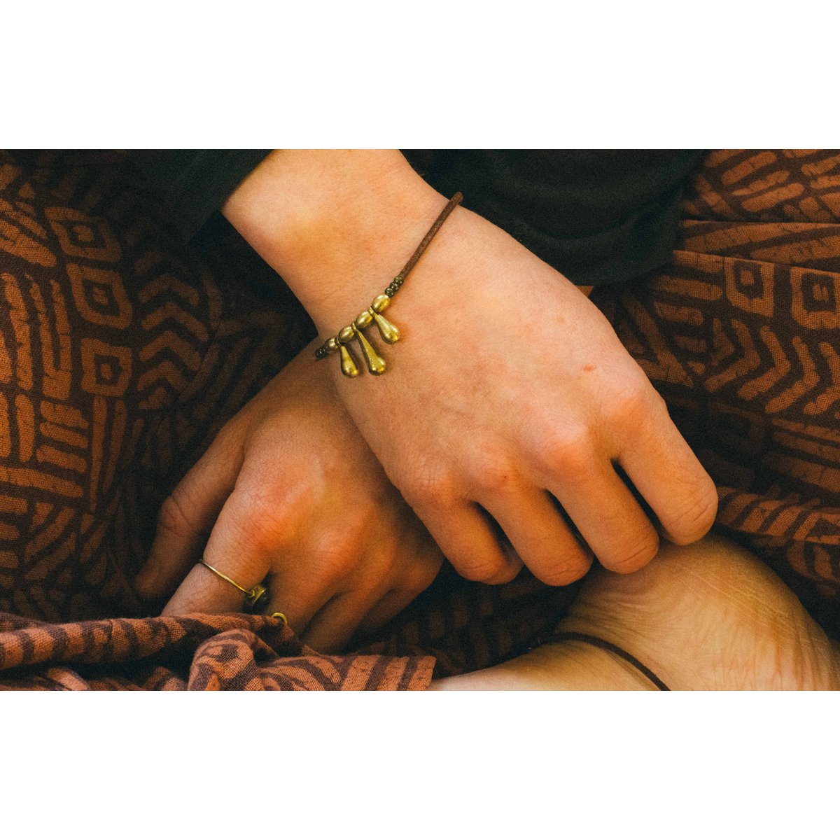 Pulsera de cuero 3 pequeños colgantes de latón » Hecho a mano