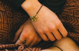 Bracelet cuir 3 petites breloques goutte laiton » Fait main