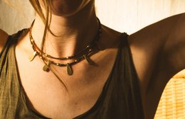 Collier double superposé avec 5 pendentifs goutte en laiton »Fait à la main