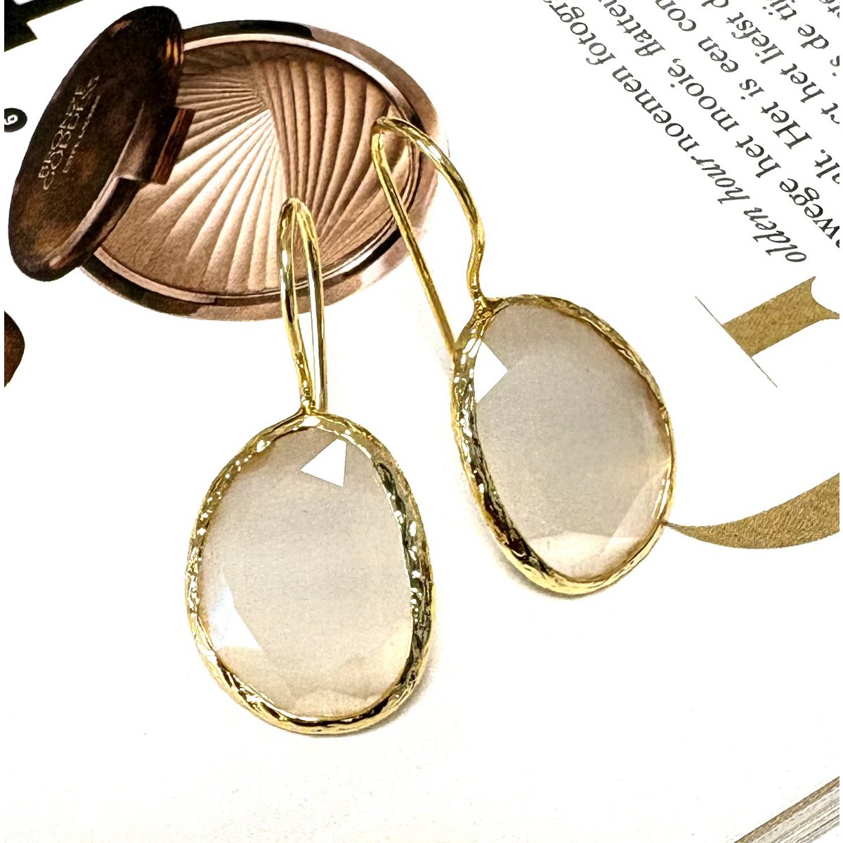 Earrings cateye stone white