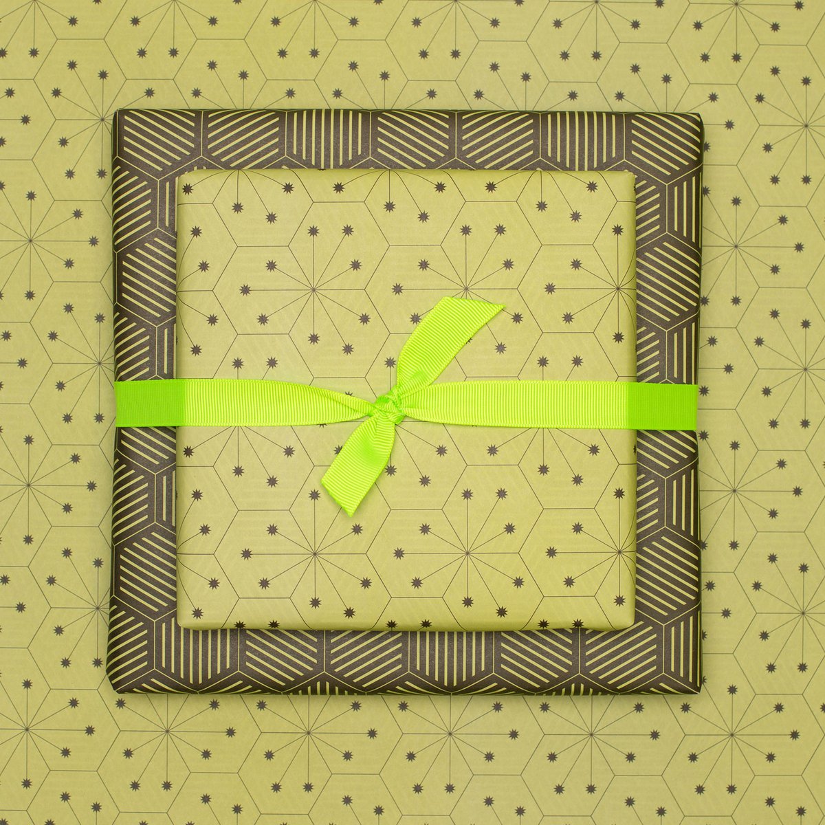 Papier d'emballage vert, papier d'emballage graphique vert clair et vert foncé, merveilleusement emballé pour les cadeaux de Pâques, pour emballer des cadeaux masculins ou comme cadeaux de Noël