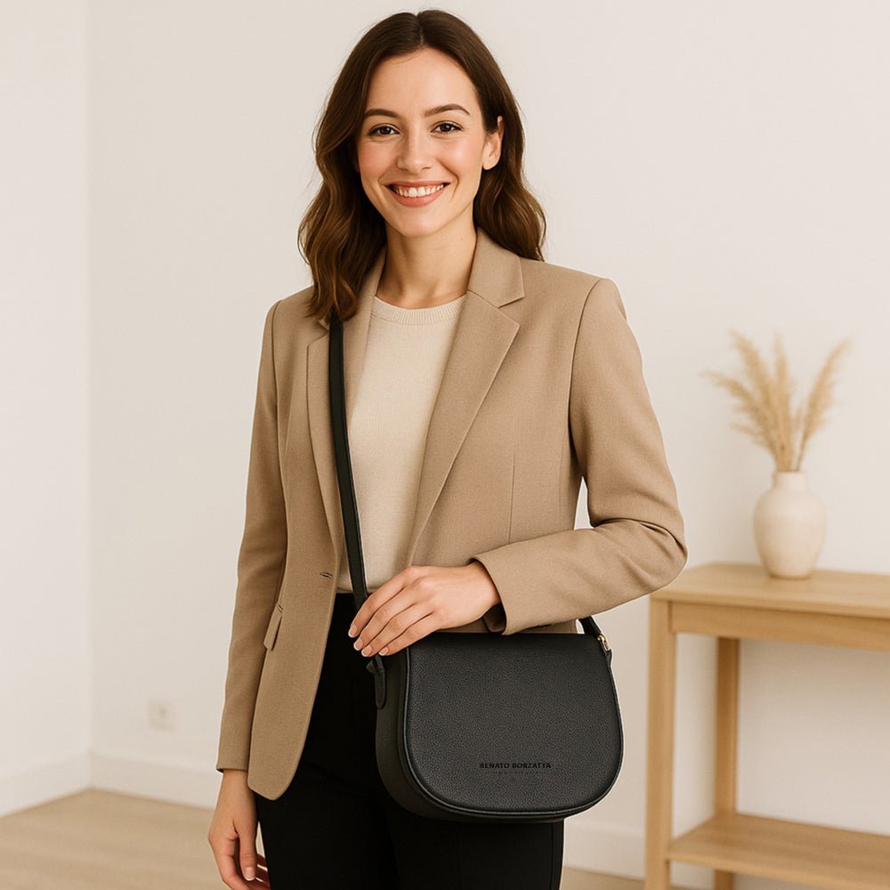 RB1002A | Borsa a Tracolla in Vera Pelle Made in Italy con Tracolla removibile in pelle e attacchi con fibbie in metallo Oro Lucido - Colore Nero - Dimensioni: cm 26 x 20 x 10