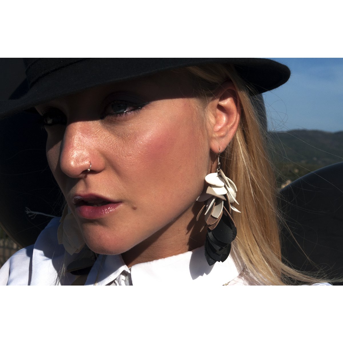 Boucles d'oreilles en forme de feuille de cuir fabriquées à la main - Conception en couches - JUSQU'À LA MOINS DE STOCKS