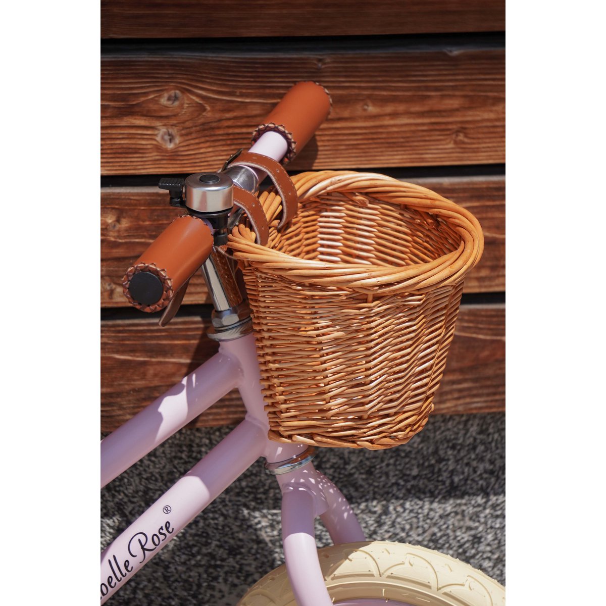 Bicicleta sin pedales en color rosa pastel con cesta de mimbre Isabelle Rose