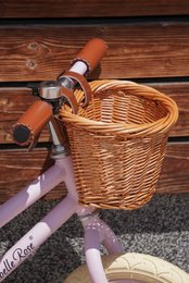 Bicicleta sin pedales en color rosa pastel con cesta de mimbre Isabelle Rose