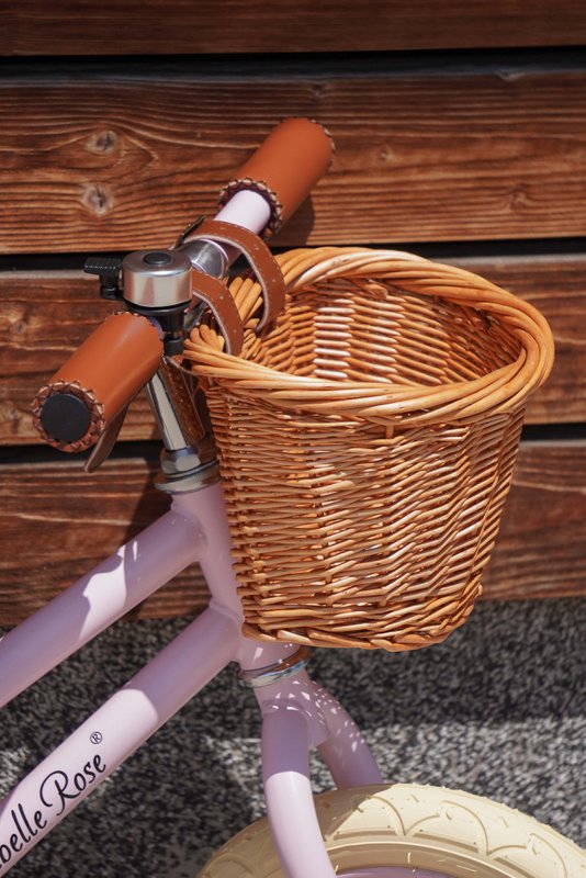 Bicicleta sin pedales en color rosa pastel con cesta de mimbre Isabelle Rose