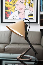 SILENCE Tischlampe aus Upcycling-Leder
