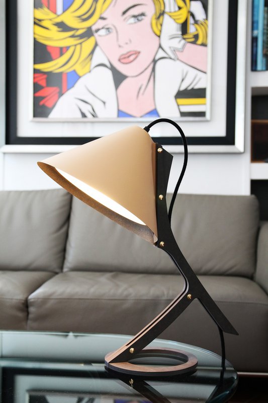 SILENCE Tischlampe aus Upcycling-Leder