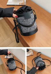 AnBeck Small Bucket Crossbody-håndtaske (2 farvemuligheder)