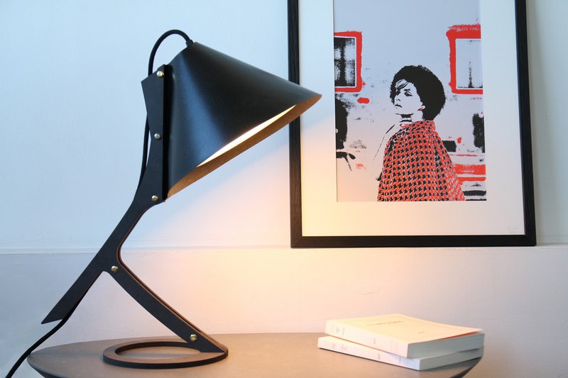 SILENCE Tischlampe aus Upcycling-Leder