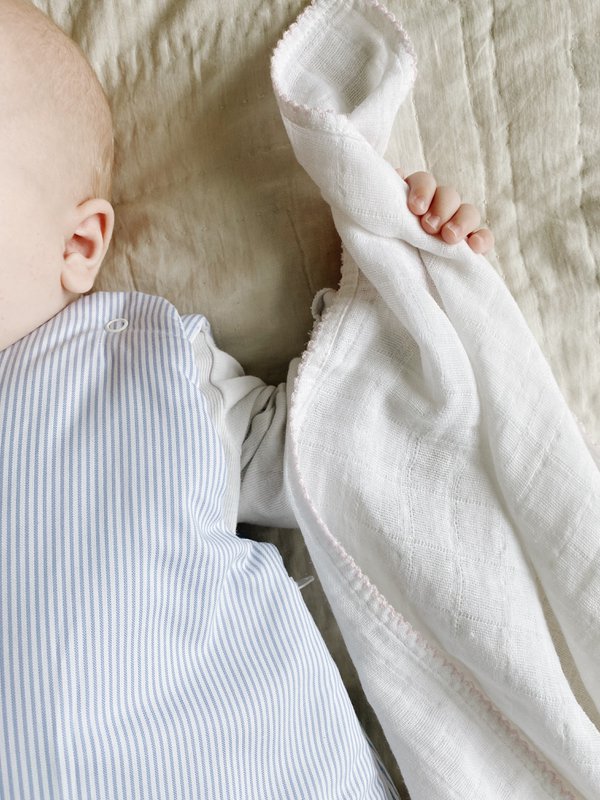 Muslin med hæklet piping - lys pink