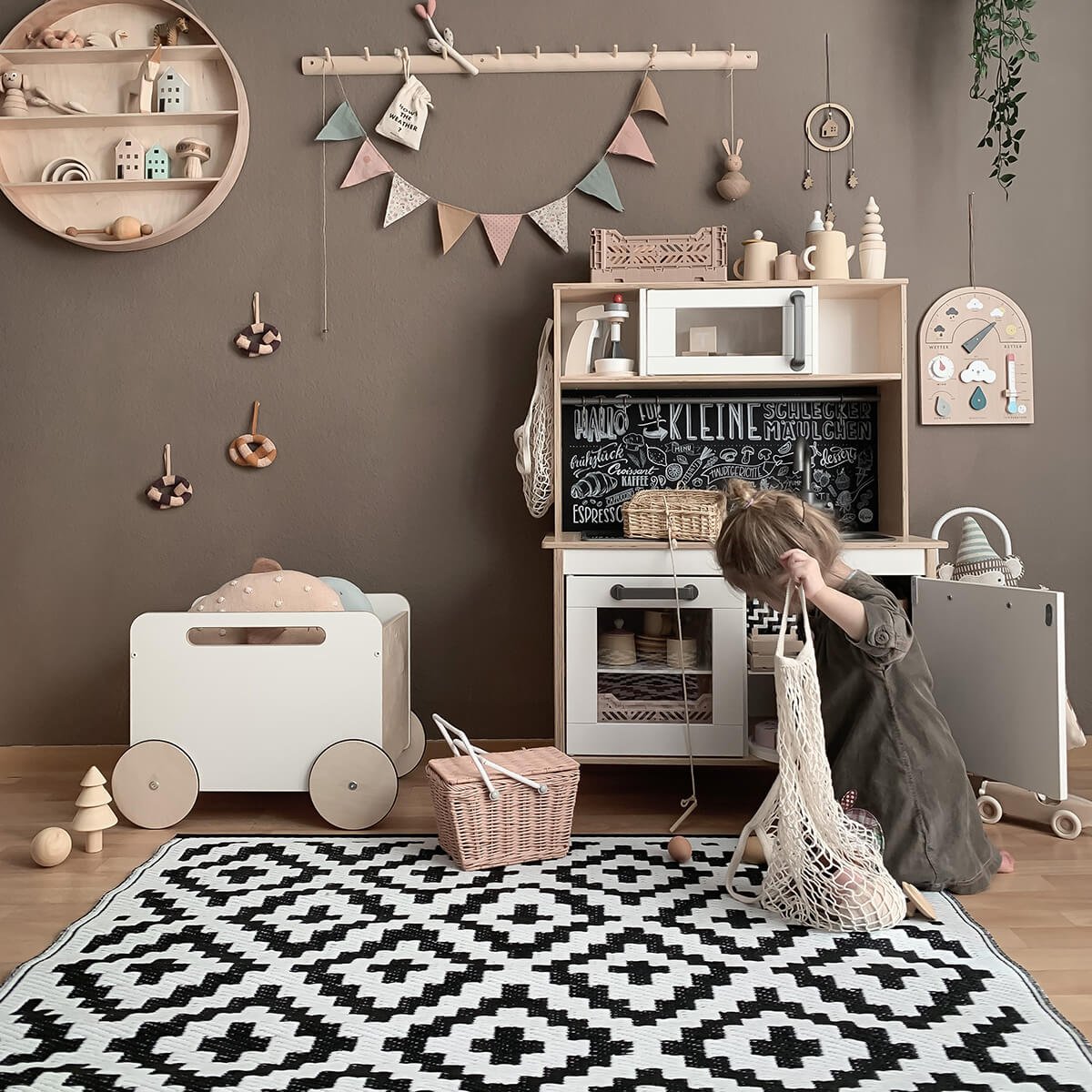 Folia do tablicy i tylny panel do kuchni dziecięcej IKEA