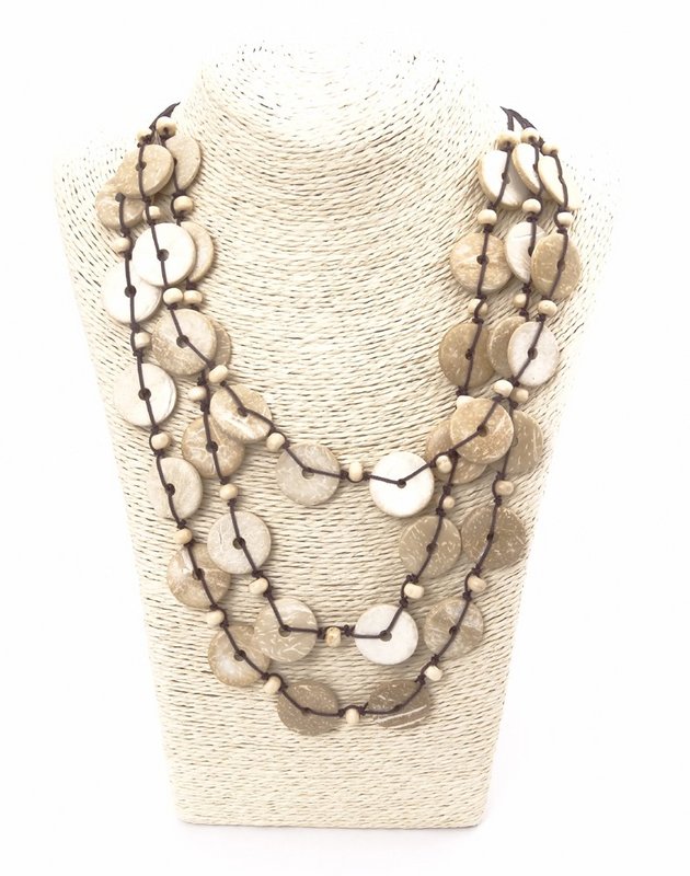 Collar sostenible hecho a mano en tono beige y cuentas de madera color crema