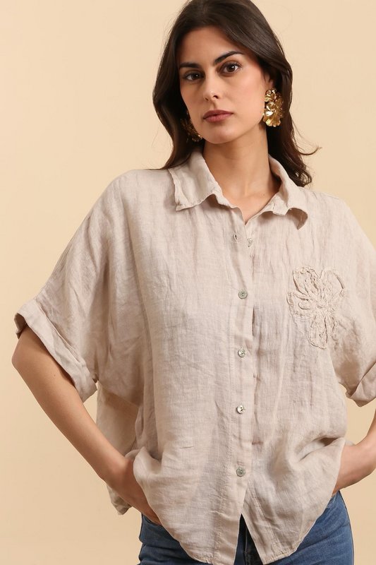 Camicia con un riferimento di fiori di lino. 20341