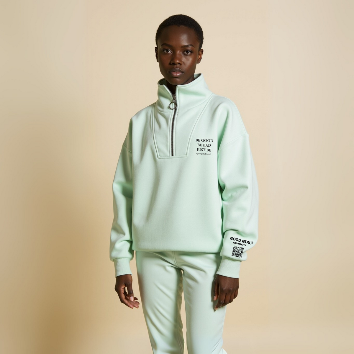 Half Zip Sweat "BE GOOD BE BAD JUST BE" - Schwarz