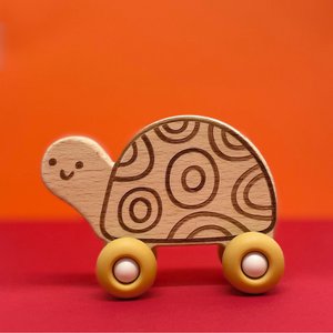 Holzspielzeug und Silikonräder - kleine Schildkröte