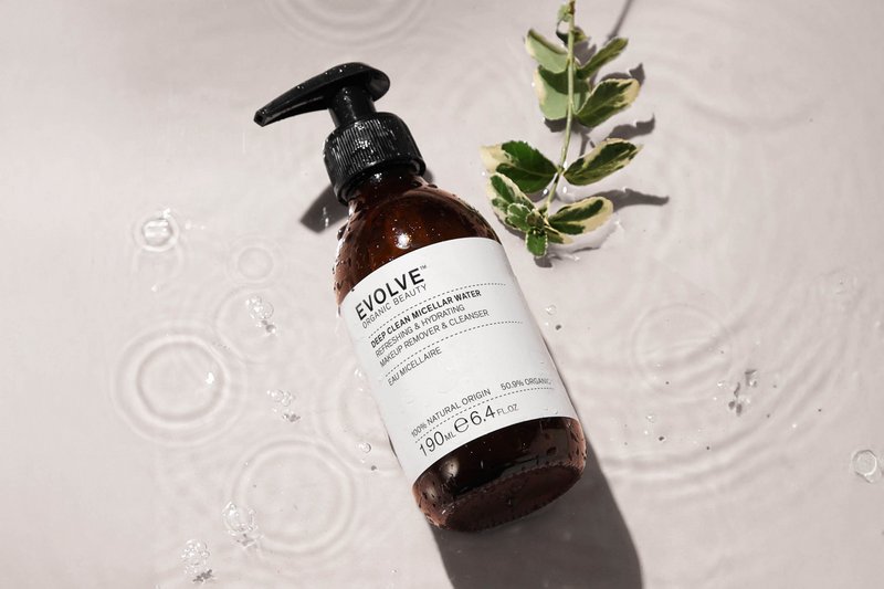Acqua micellare pulita profonda
