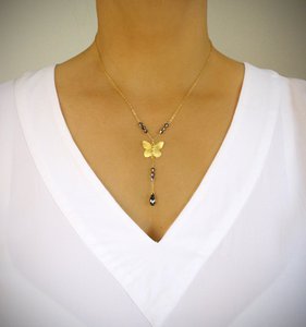 18 Karat vergoldete Y-Halskette mit Schmetterling und schwarzem Diamant