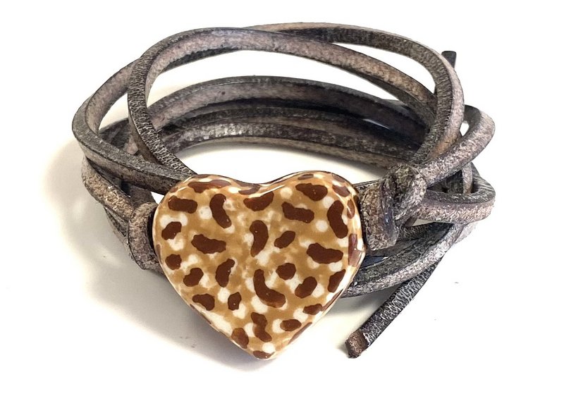 Pulsera cuero cordón con corazón de tigre