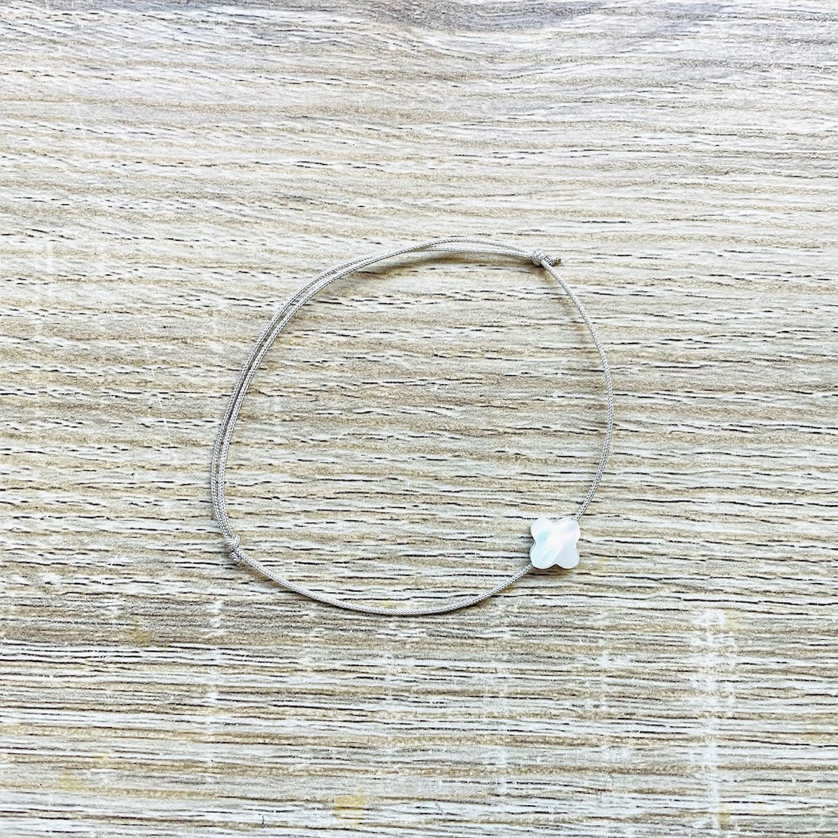 Camille-Kinderarmband aus Perlmutt mit verstellbarer Silberkordel