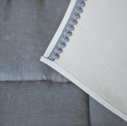 Teepee "Grey Pompoms" con pompon e set tappetino