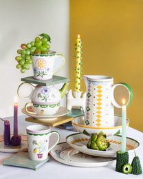 Tasse en céramique peinte à la main avec infuseur et couvercle - Motif floral, 385 ml