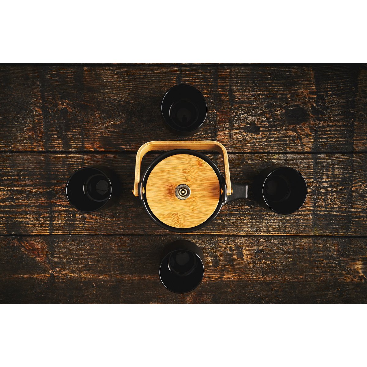 The Eichu tea set made of black ceramic