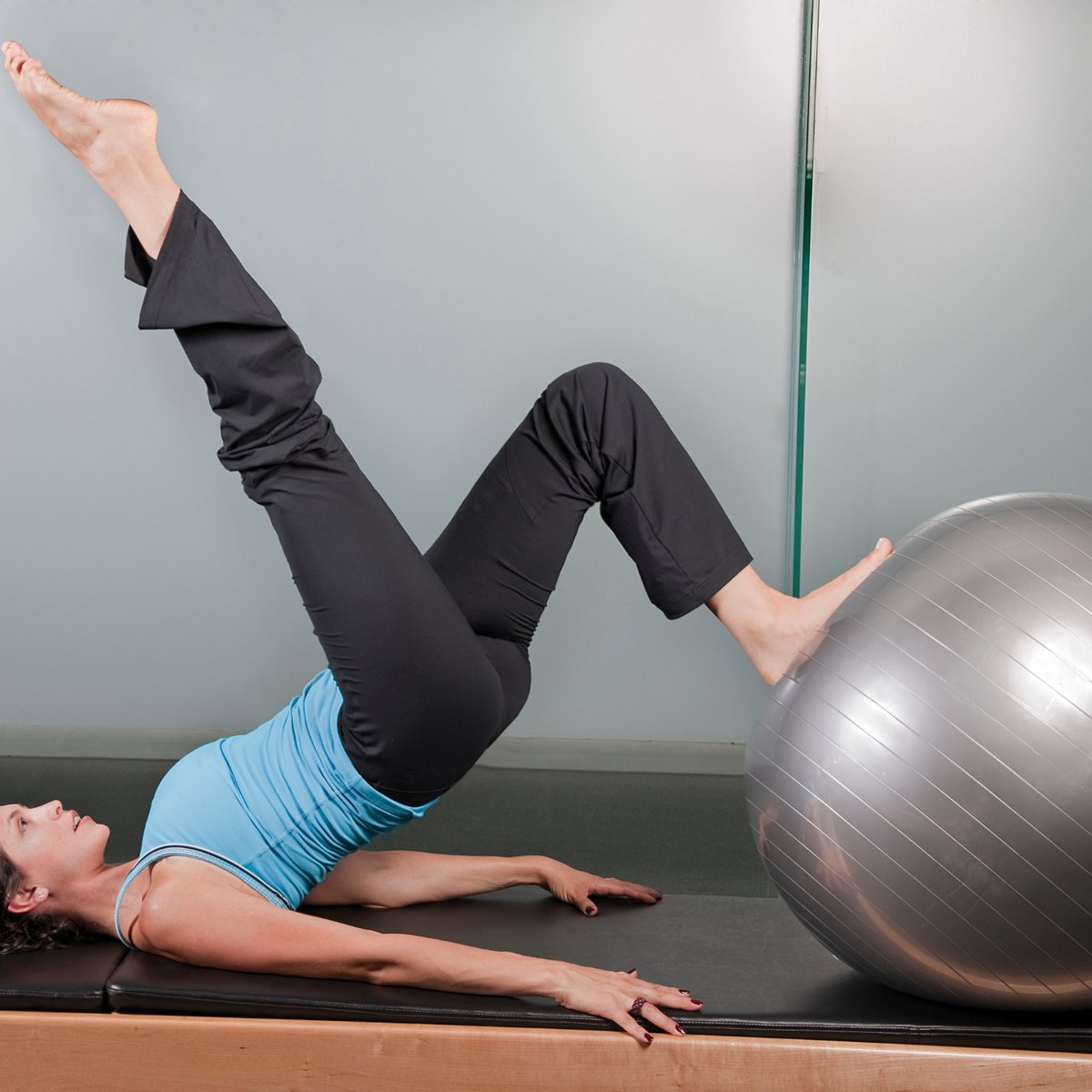 Yoga and Fitness Ball Size S 55 cm Gray - Pump Supplied - Resistant and Multi-Use - Gym Ball - Optimal Adhesion