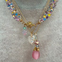 Collier pendentif pierre précieuse rose avec chaîne délicate plaqué or