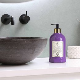 500ml purple liquid hand soap with a floral scent, suitable for use in bathrooms and kitchens.