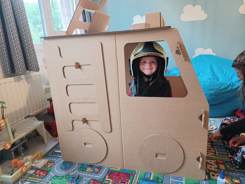 Feuerwehrauto aus Pappe