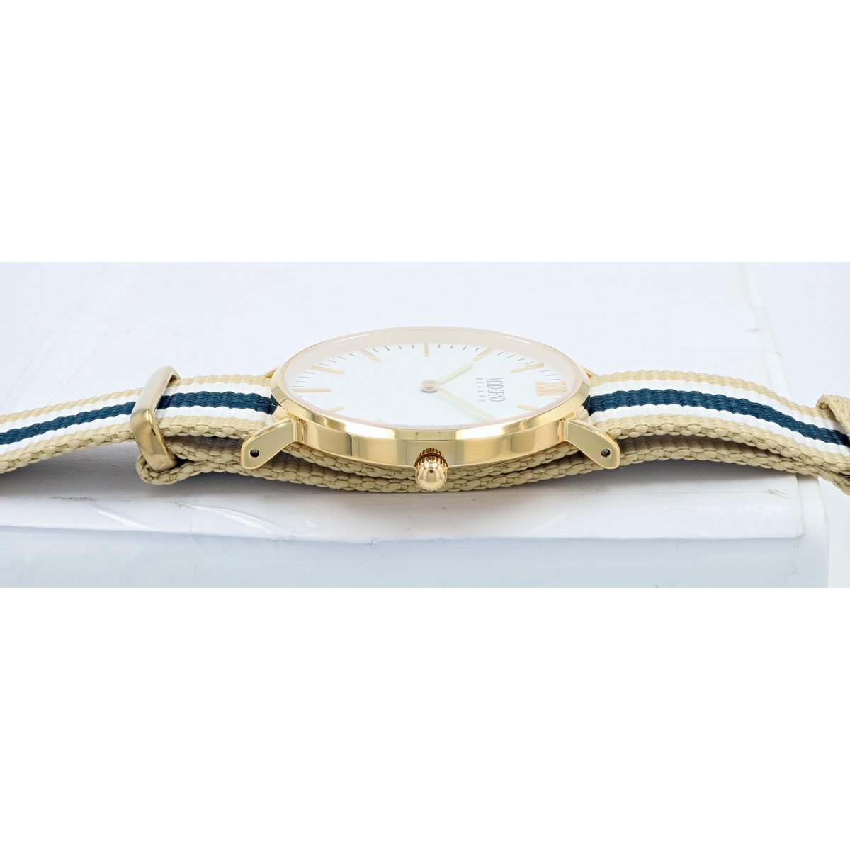 Montre pour femme Moderno Milano en acier inoxydable 36,5 mm, verre saphir et bracelet NATO en nylon (bleu-beige-blanc), couleur or