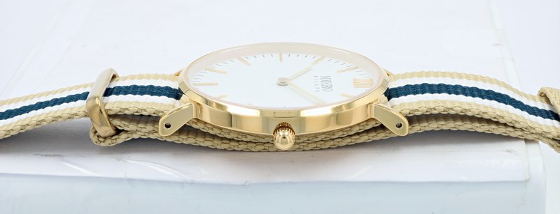 Montre pour femme Moderno Milano en acier inoxydable 36,5 mm, verre saphir et bracelet NATO en nylon (bleu-beige-blanc), couleur or