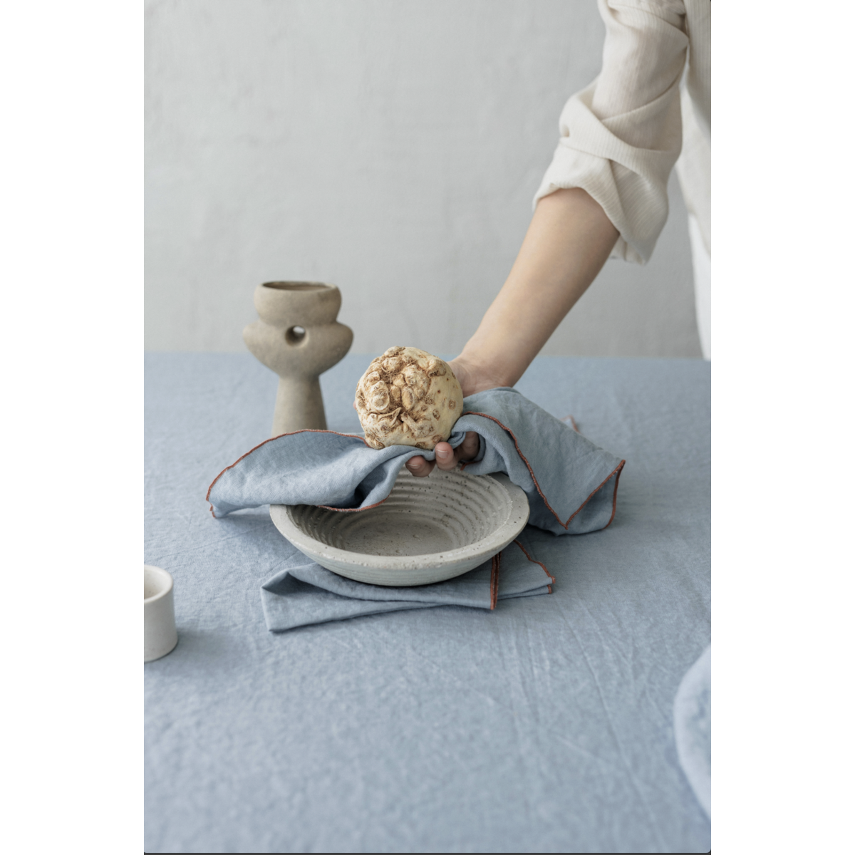 Linnen tafelkleed met contrastdetail Lake Tonic Blue -250x145cm