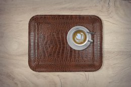 Plateau plat petit crocodile marron clair
