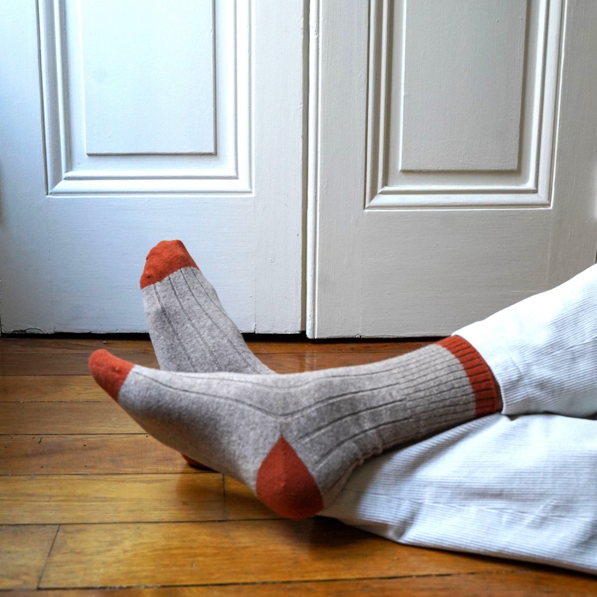 KLUE Socken aus Merinowolle mit Bändern | Beige und Orange