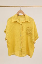 Camicia con un riferimento di fiori di lino. 20341