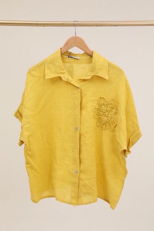 Camicia con un riferimento di fiori di lino. 20341