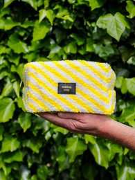 Bolso Random Crap amarillo raya blanca hecho de tela de peluche