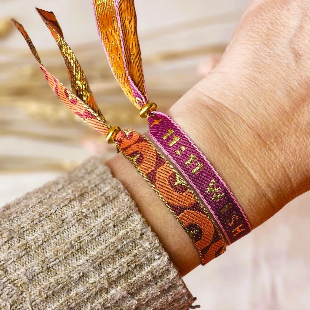Ribbon bracelet retro