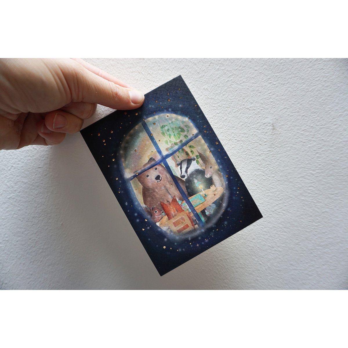 Juega el juego de cartas de Navidad junto a la ventana