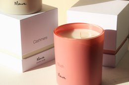 Blush-colored scented candle with a round, tall shape. Made of cashmere fragrance.