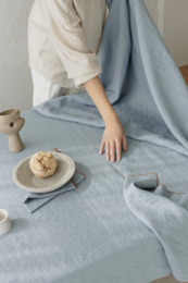 Linned dug med kontrastdetalje Lake Tonic Blue -250x145cm