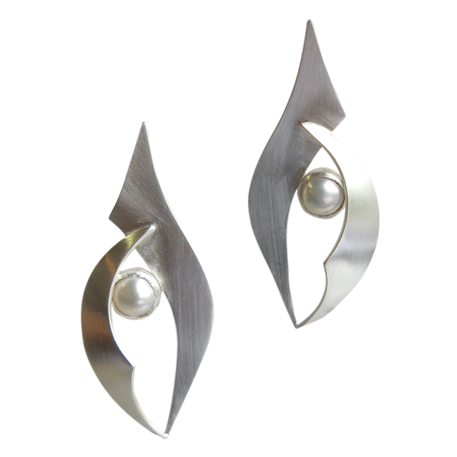 E 982, silver ear studs with pearl