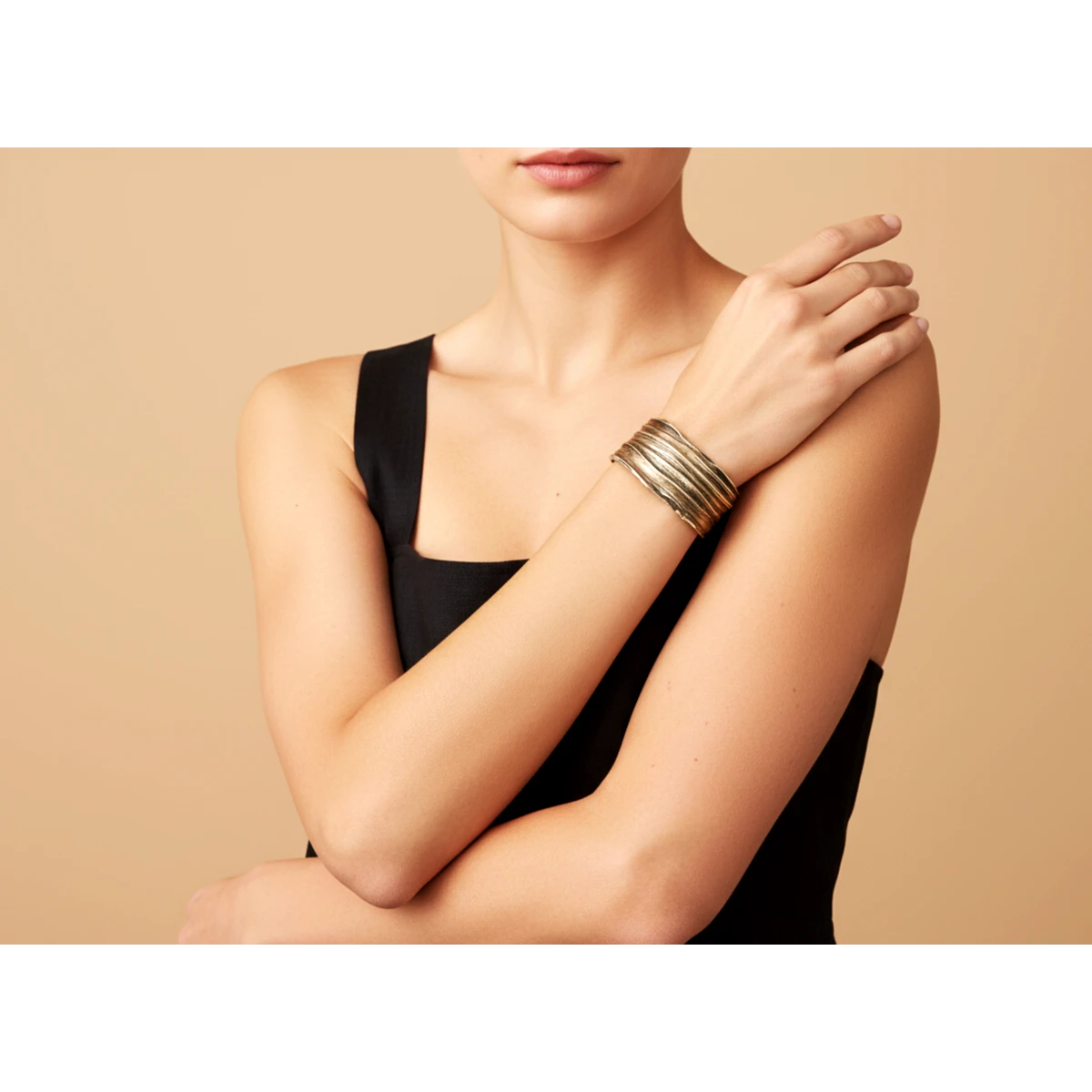 Brazalete ancho de bronce patinado – Escultural