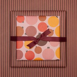 Weihnachtsgeschenkpapier mit Christbaumkugeln, edle Geschenkverpackung mit Weihnachtskugeln aus nachhaltigem Geschenkpapier Weihnachten