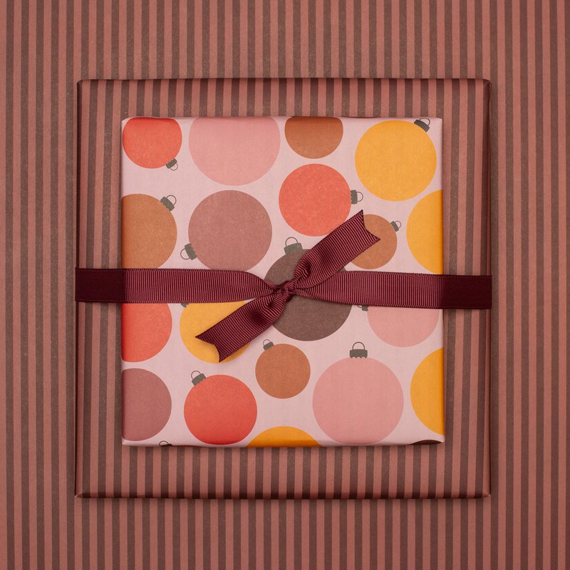 Weihnachtsgeschenkpapier mit Christbaumkugeln, edle Geschenkverpackung mit Weihnachtskugeln aus nachhaltigem Geschenkpapier Weihnachten