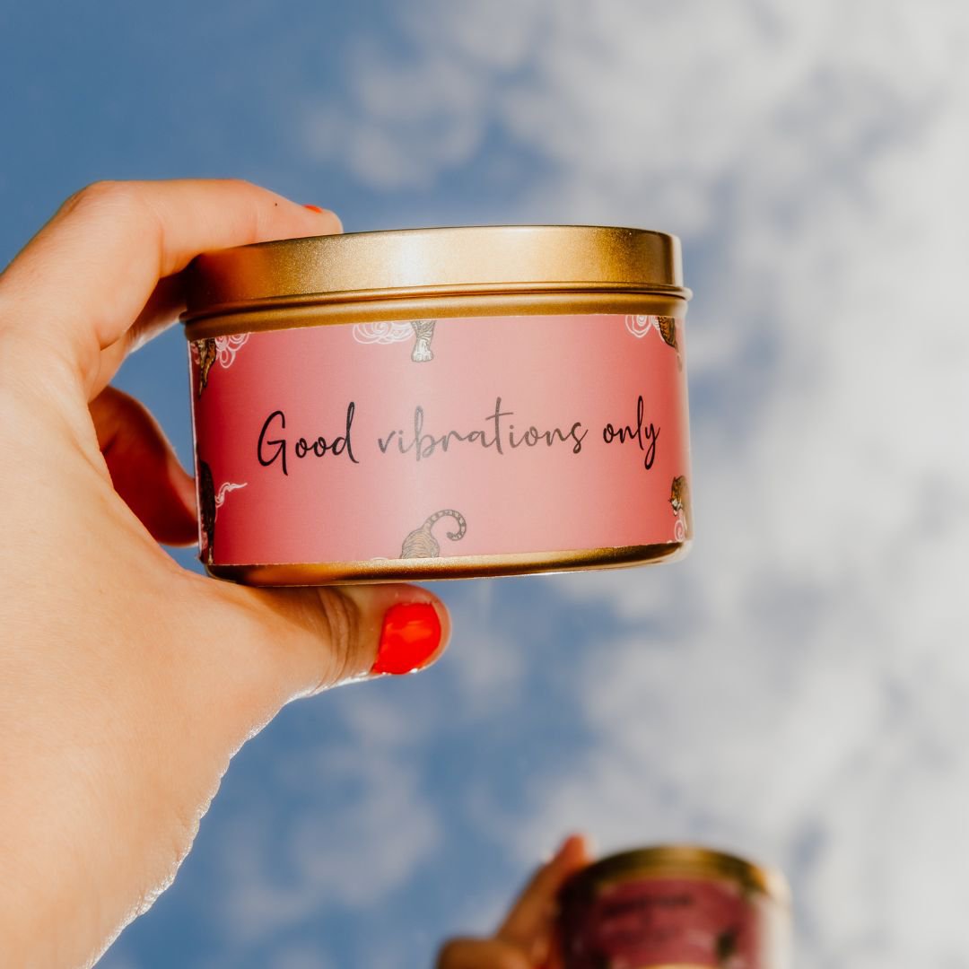 Quote candle in gold tin – Good vibrations only