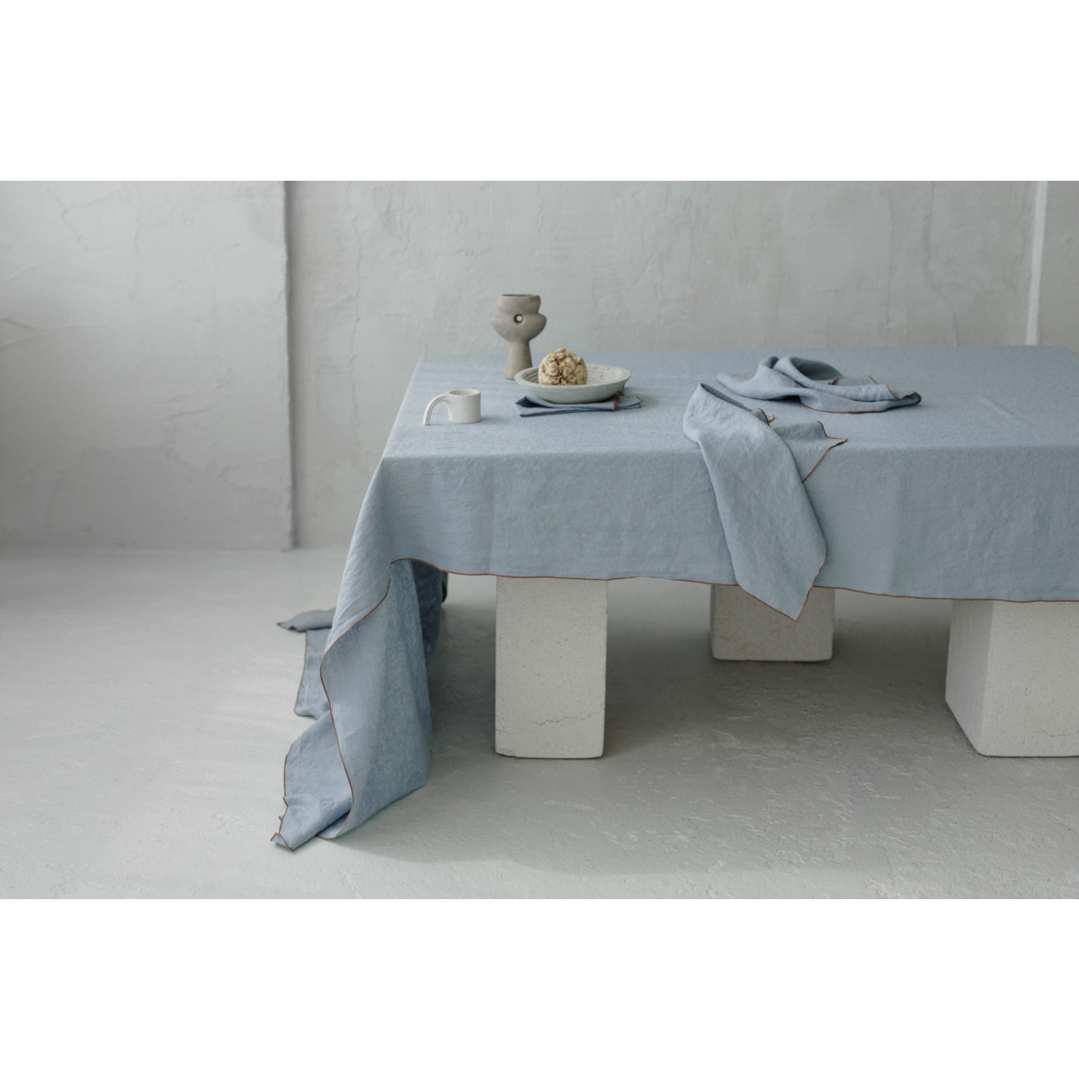 Linnen tafelkleed met contrastdetail Lake Tonic Blue -250x145cm