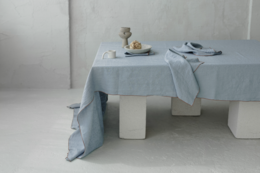 Linned dug med kontrastdetalje Lake Tonic Blue -250x145cm